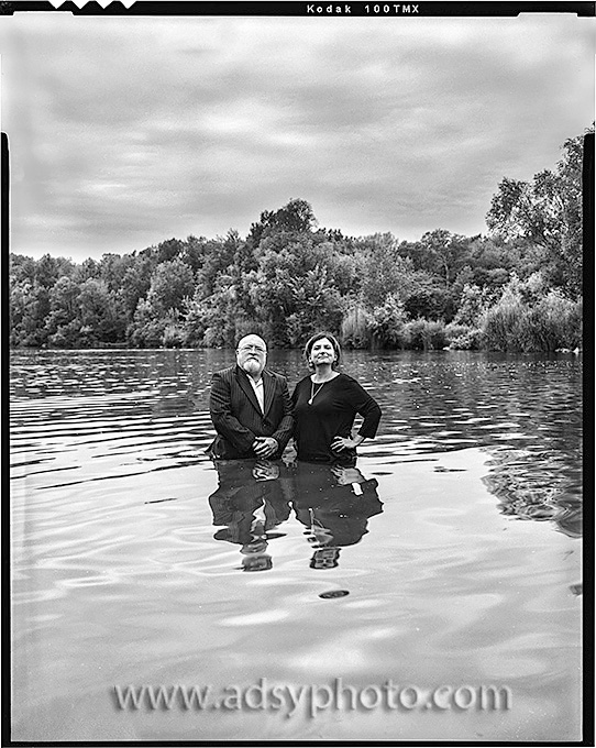 Adsy Bernart Fotograf Porträtfotografie Doppelportrait Jubiläum Donau Wasser Schwarzweiss analog Fotografie+ Österreich
