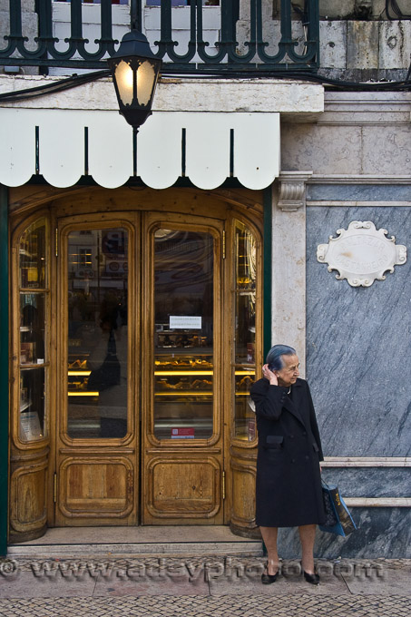 Adsy Bernart Fotograf Reisefotografie Portugal Lissabon Baixa alte Dame Portugiesin vor Cafe