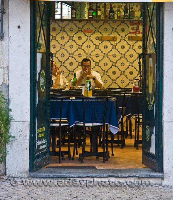 Adsy Bernart Fotograf Reisefotografie Portugal Lissabon Altstadt Restaurant mit Azulejos