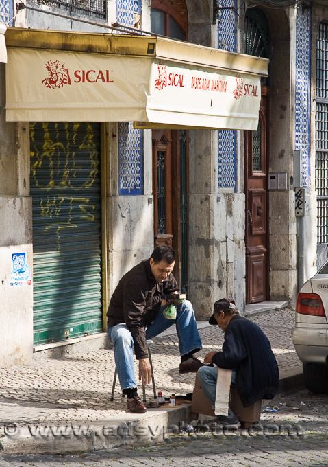 Adsy Bernart Fotograf Reisefotografie Portugal Lissabon Schuhputzer in der Nähe der Alfama