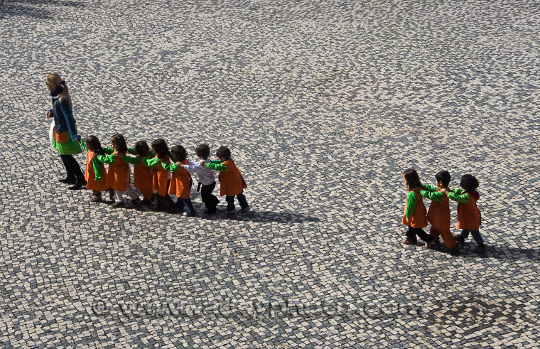 Adsy Bernart Fotograf Reisefotografie Portugal Lissabon kindergarten auf dem weg zum Ozenarium