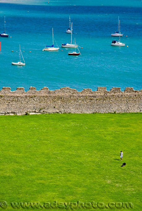 Adsy Bernart Fotograf Reisefotografie Grossbritanien England Porchester Castle bei Portsmouth römisches Kastell Segelboote