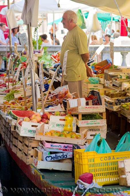 Adsy Bernart photographer vienna travel photography venice italy  fruit and vedgedable market on a ship in castello